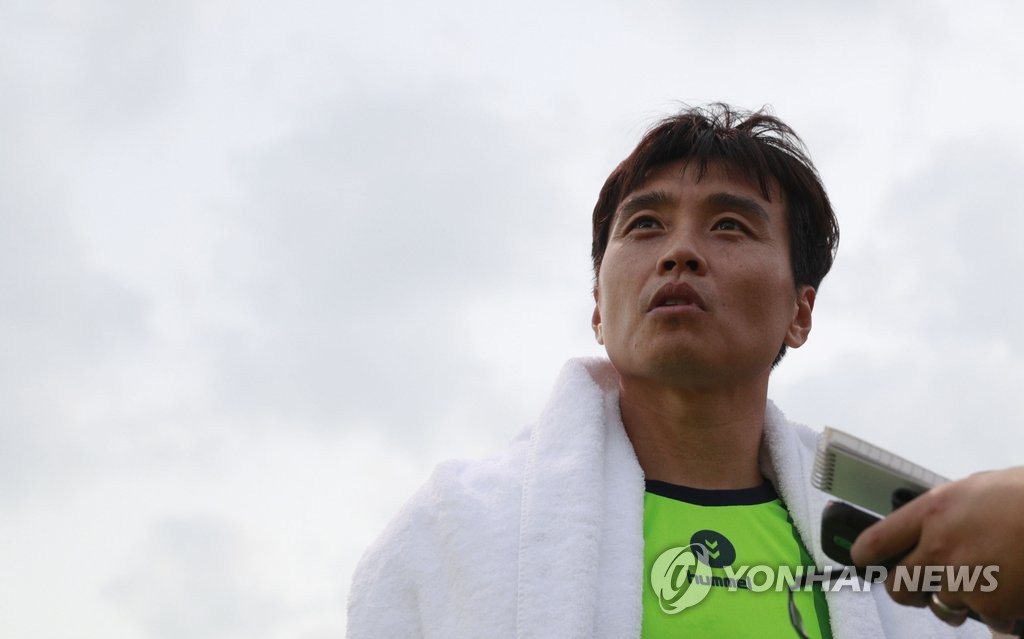 질문에 답하는 이동국