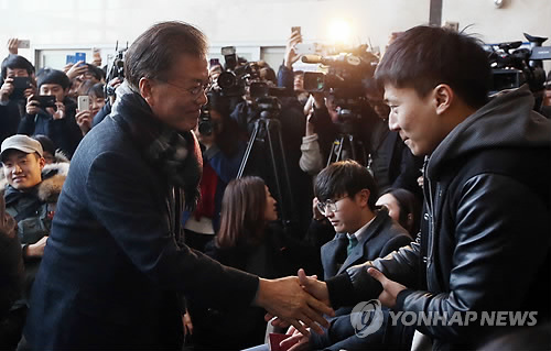 인사하는 문재인