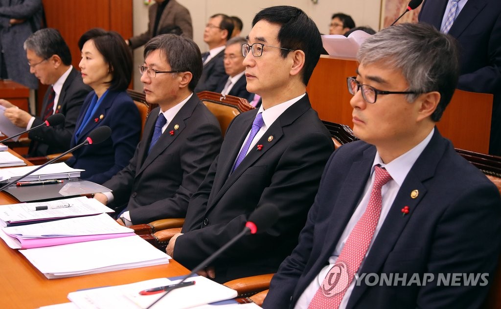 생각에 잠긴 교육부 장관