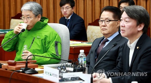 <탄핵표결> 물 마시는 김동철 비대위원장