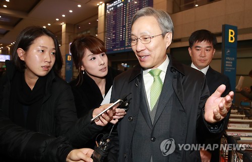 질문에 답하는 강일원 헌법재판관