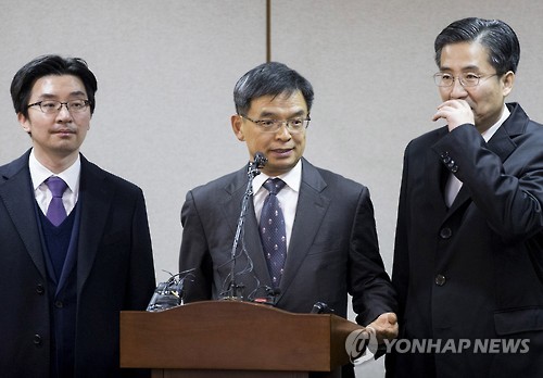 답변하는 이중환 변호사
