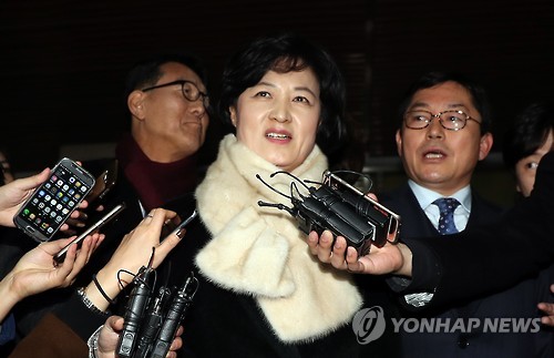 질문에 답하는 추미애 대표