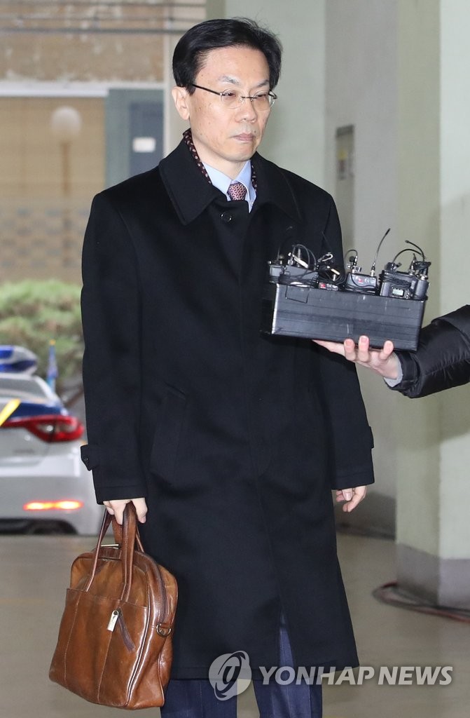'블랙리스트' 의혹 김희범 전 차관 특검 출석