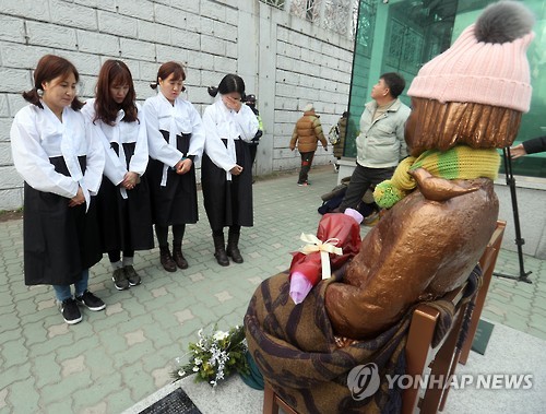 한복 입고 소녀상 찾은 여성들
