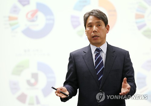 공약 발표하는 신문선