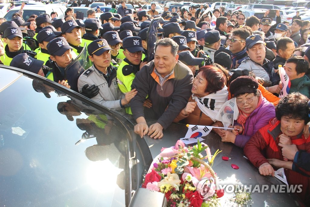 문재인 전 대표 차량 막은 박 대통령 지지단체 시민