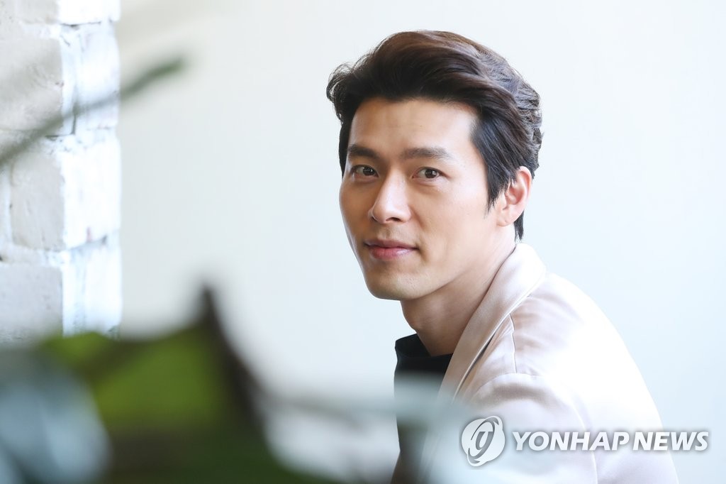 현빈, 심쿵 미소 (서울=연합뉴스) 강민지 기자 = 배우 현빈이 11일 오후 서울 종로구 팔판동의 한 카페에서 인터뷰에 앞서 포즈를 취하고 있다. 2017.1.11 mjkang@yna.co.kr