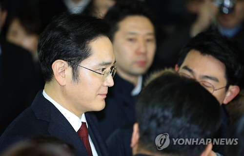 굳은 표정으로 특검 사무실 향하는 이재용