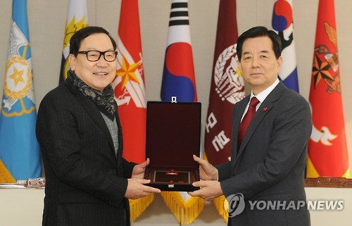 이충희 듀오 대표에게 감사패 전달하는 한민구 장관