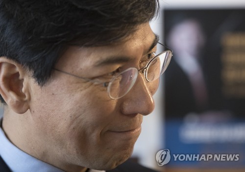 연합뉴스와 인터뷰하는 안희정 도지사