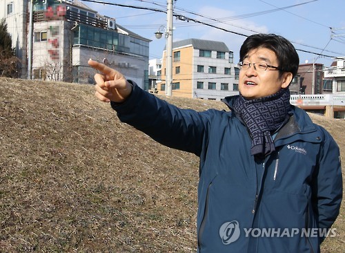 풍납토성 설명하는 신희권 서울시립대 교수