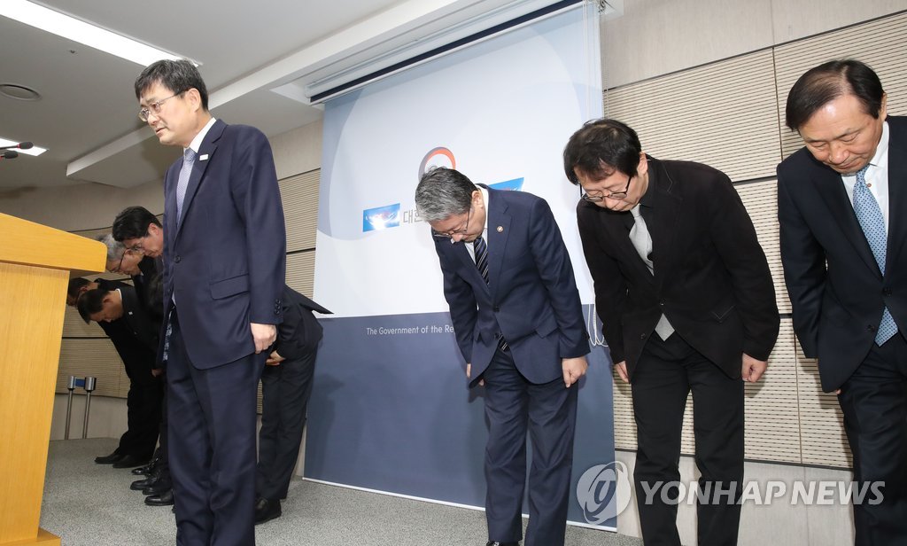 '국민여러분, 죄송합니다' (세종=연합뉴스) 이진욱 기자 = 23일 오후 정부세종청사 문화체육관광부에서 송수근 장관 직무대행 1차관 등 간부들이 대국민 사과를 하고 있다. 2017.1.23 cityboy@yna.co.kr