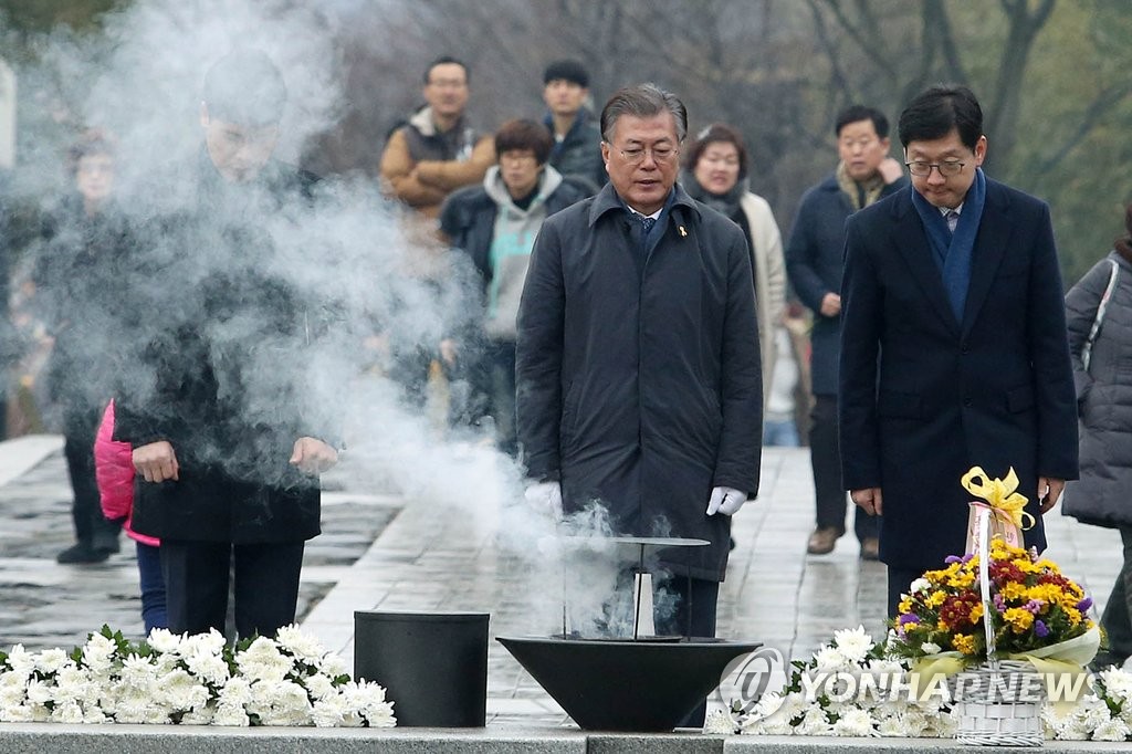 故 노 대통령 묘역 참배하는 문재인 전 대표