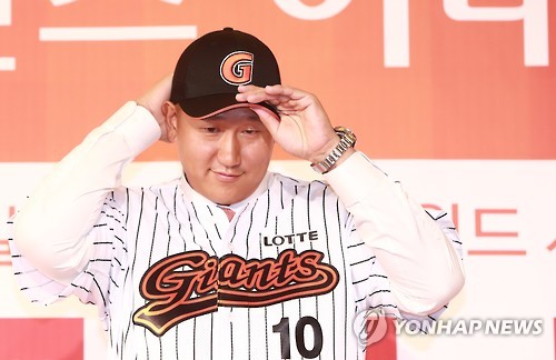 자이언츠 모자 착용하는 이대호