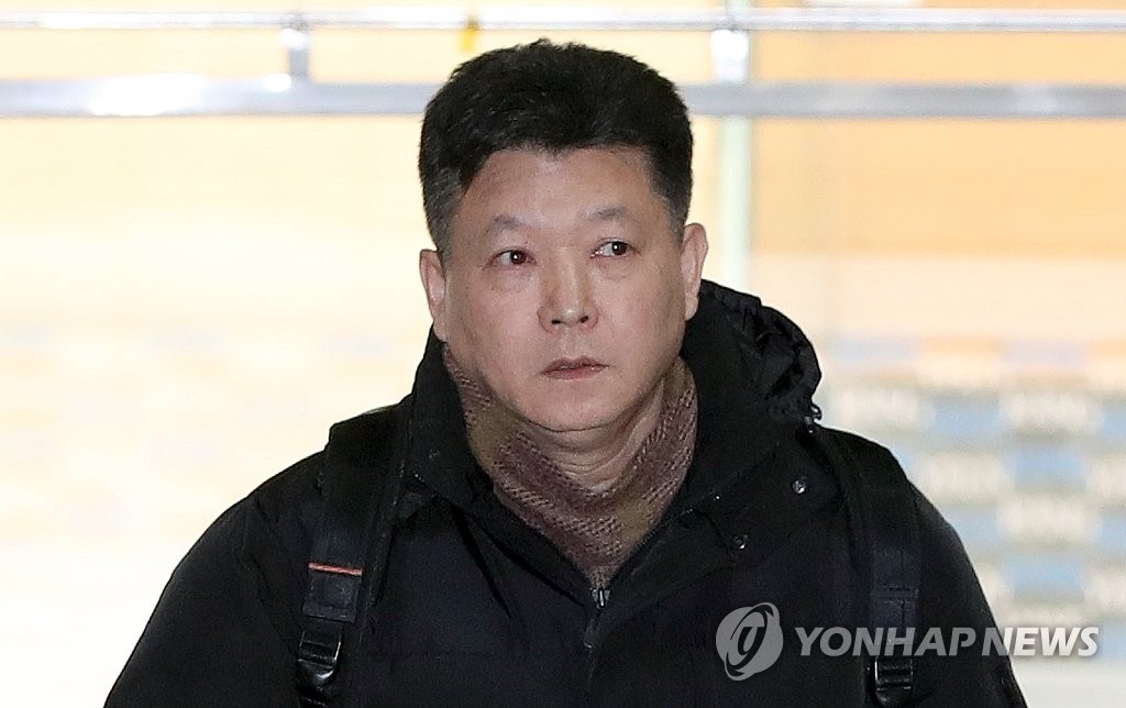 특검 들어서는 김진수 (서울=연합뉴스) 서명곤 기자 = 김진수 청와대 보건복지비서관이 31일 오후 조사를 받기 위해 서울 강남구 특검 사무실로 들어서고 있다. 2017.1.31 seephoto@yna.co.kr