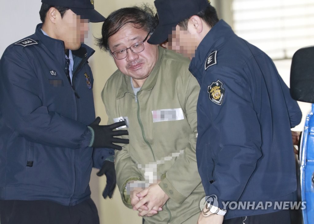 호송차에서 내리는 안종범