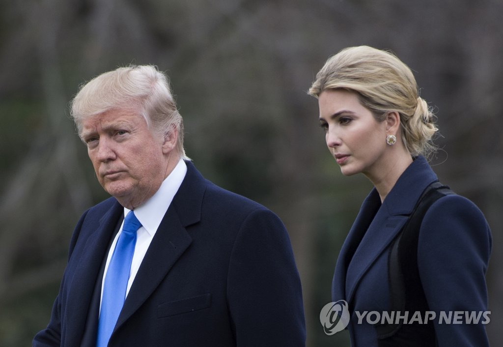 헬리콥터 탑승하는 트럼프 대통령과 딸 이방카
