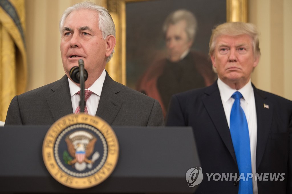 '트럼프 외교사령탑' 틸러슨(좌)과 트럼프 대통령