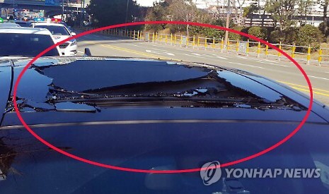 58층서 떨어진 콘크리트에 차량 날벼락