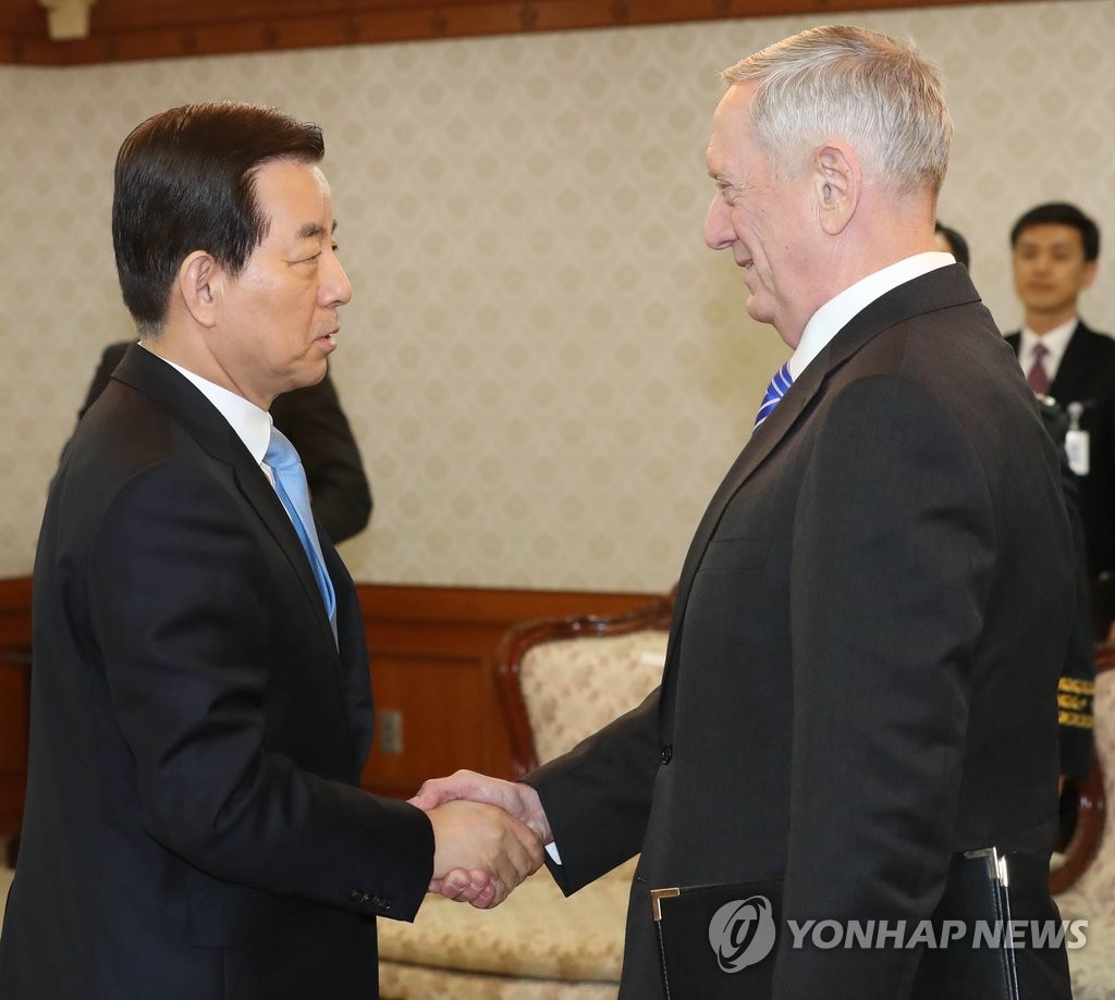 한미 국방장관 악수