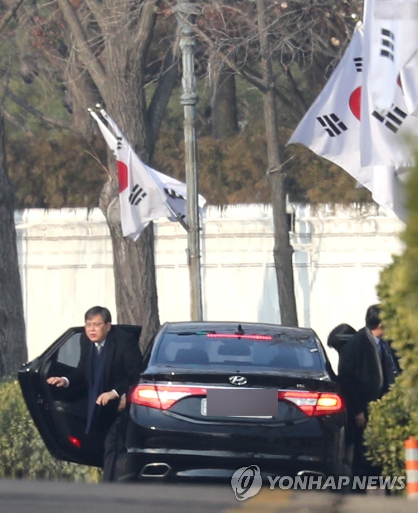 '압수수색' 박충근 특검보 차량 청와대 앞 도착
