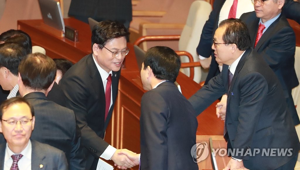 동료의원들과 인사하는 정우택 원내대표