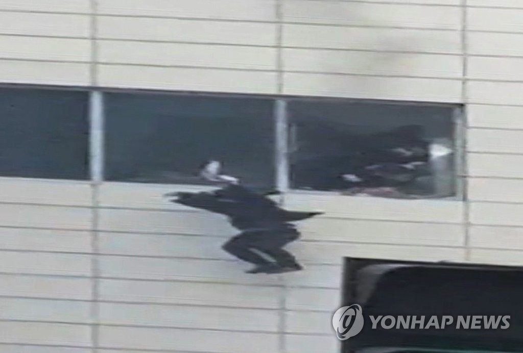 메타폴리스 화재현장, 필사의 탈출