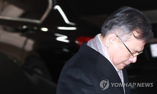 압수수색 불발, 대면조사 카드 고민