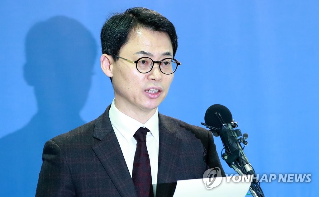 (서울=연합뉴스) 홍해인 기자 = 이규철 특검보가 5일 오후 서울 강남구 대치동 박영수 특별검사 사무실에서 수사 상황에 대해 브리핑하고 있다. 2017.2.5 hihong@yna.co.kr