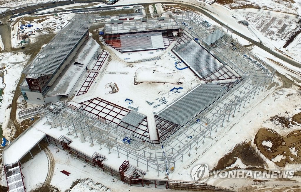 평창올림픽 개폐식장 (평창=연합뉴스) 양영석 기자 = 5일 강원도 평창군 대관령면 일대에 2018년 평창동계올림픽 개·폐막 행사가 진행될 경기장 공사가 한창이다. 2017.2.5 youngs@yna.co.kr