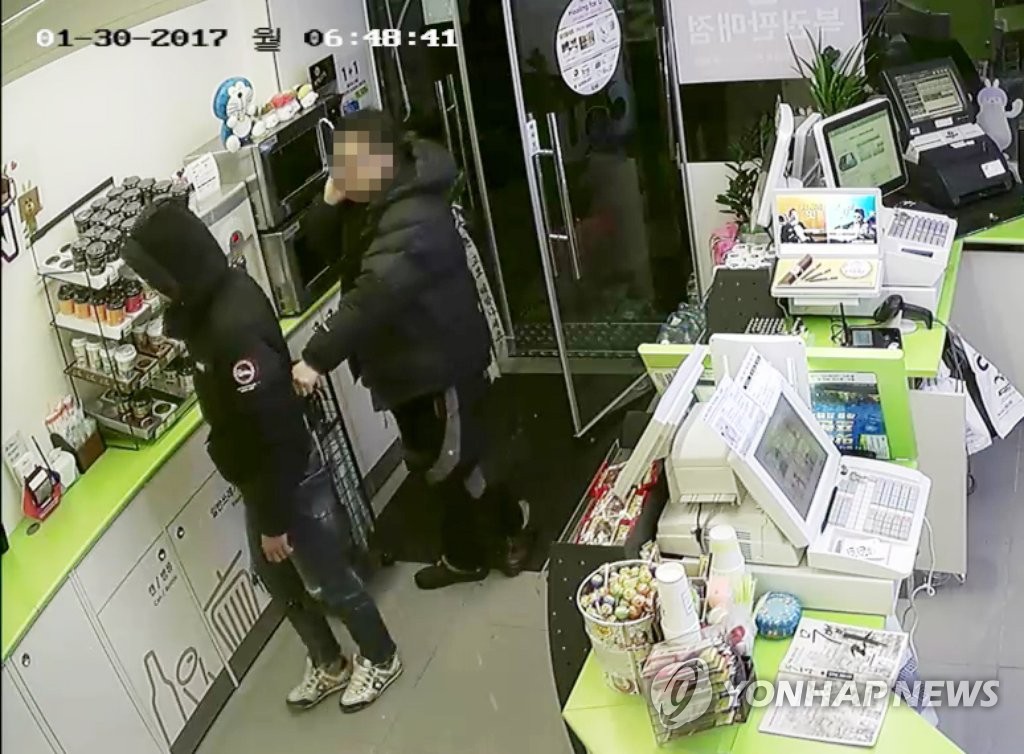 위조지폐범 붙잡은 편의점 직원