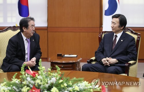 재일민단 단장과 대화하는 윤병세