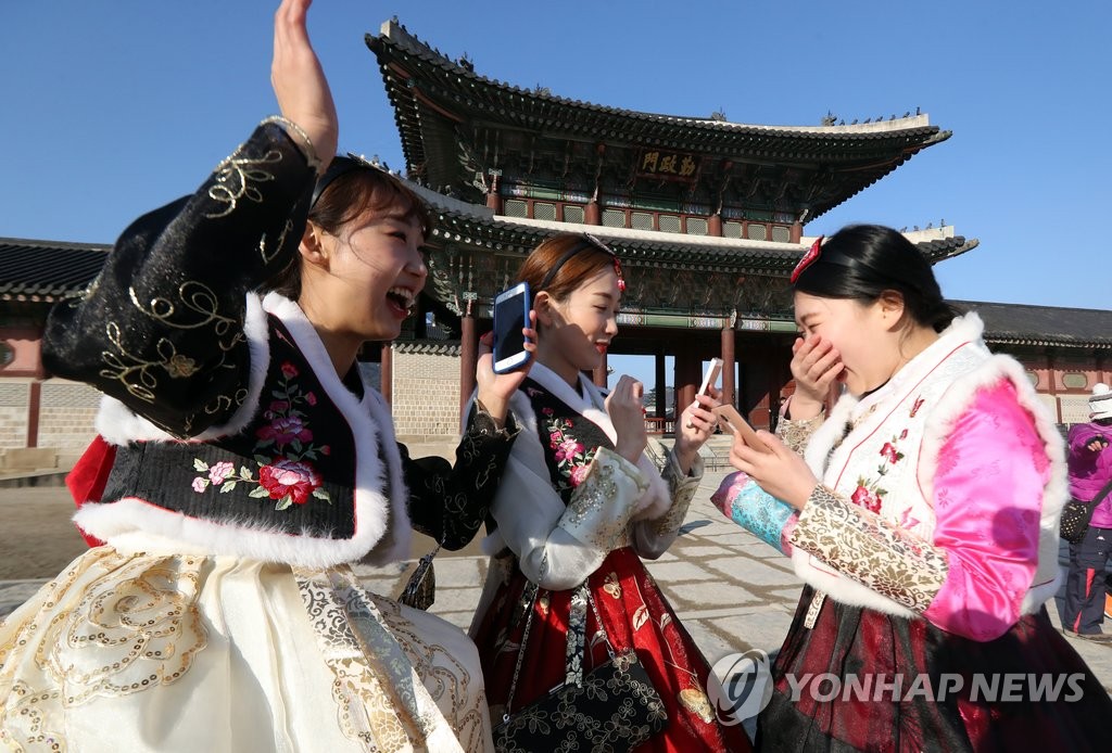 경복궁에서 포켓몬고를 하는 사람들(자료)