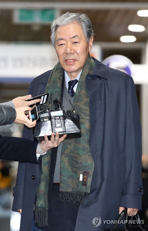 법정 나서는 이경재 변호사