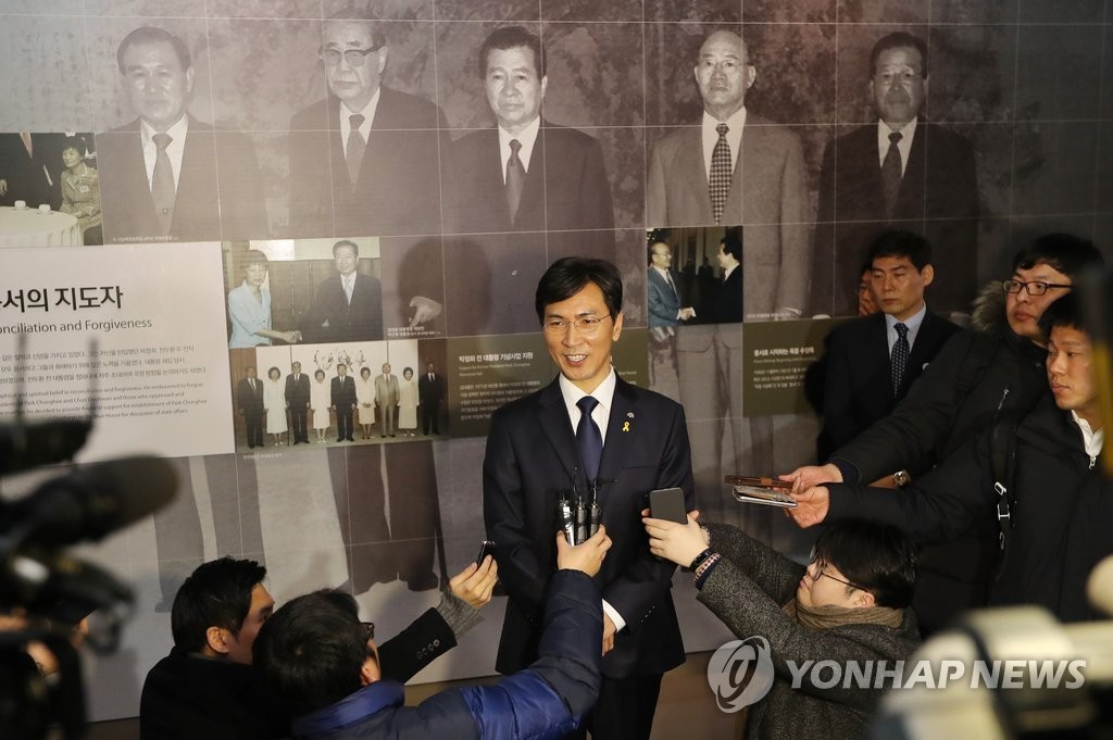 역대 대통령 사진 앞에선 안희정