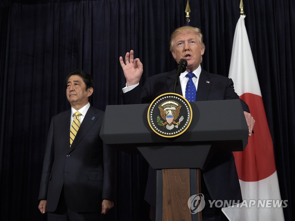 도널드 트럼프(오른쪽) 미국 대통령과 아베 신조 일본 총리