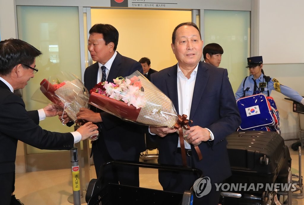 꽃다발 받은 대표팀
