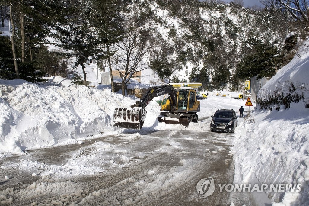 "오르막길 눈도 치워야죠"