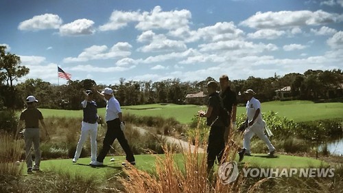 지난 2월 골프장의 도널드 트럼프(왼쪽 3번째)와 아베 신조(왼쪽 2번째)
