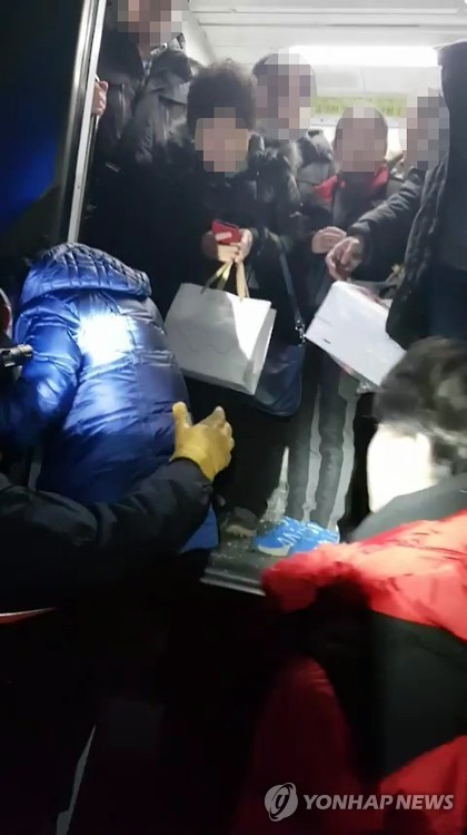 전동차서 탈출하는 승객들