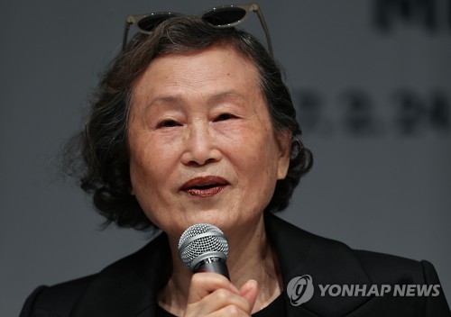 '메디아' 연극의상 제작 맡은 진태옥 디자이너 (서울=연합뉴스) 류효림 기자 = 패션디자이너 진태옥이 13일 오전 서울 용산구 서계동 국립극단에서 열린 연극 '메디아' 기자간담회에서 인사말을 하고 있다. 고대 그리스 비극의 정수 '메디아'는 오는 24일부터 4월 2일까지 명동예술극장에서 공연된다. 2017.2.13 ryousanta@yna.co.kr