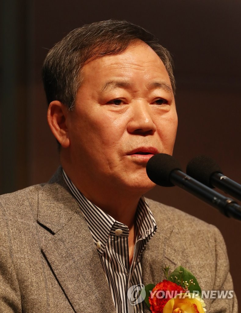 발언하는 김평우
