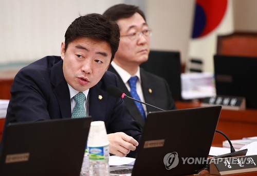 발언하는 강훈식 의원