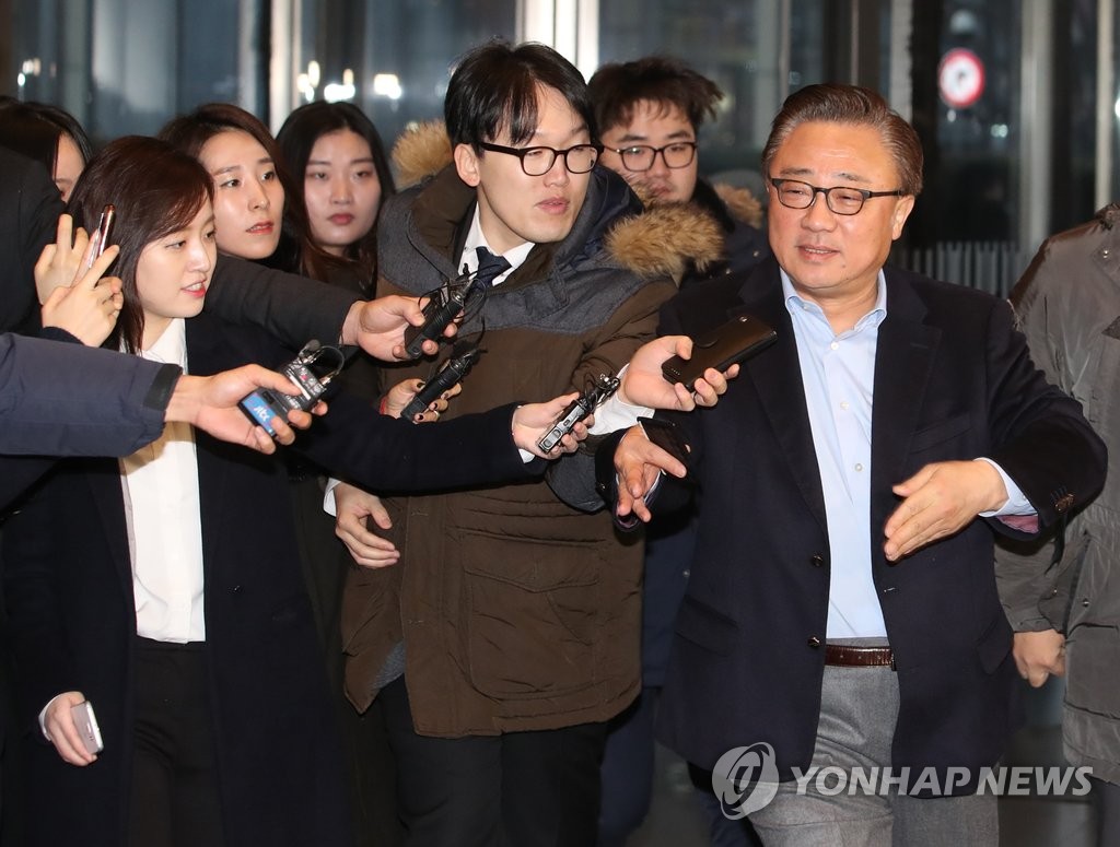 '취재진을 헤치며'