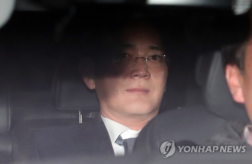 이재용 결국 구속 (의왕=연합뉴스) 임헌정 기자 = 박근혜 대통령과 '비선 실세' 최순실씨에게 거액의 뇌물을 건넨 혐의로 이재용 삼성전자 부회장에게 두 번째로 청구된 구속영장이 17일 발부됐다. 사진은 이 부회장이 16일 오후 영장실질심사를 마친 뒤 경기 의왕 서울구치소로 들어가는 모습. 2017.2.17 kane@yna.co.kr