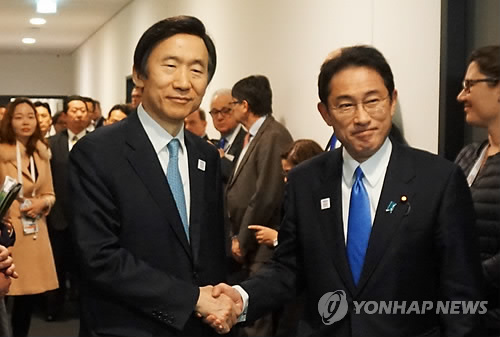악수하는 한일외교장관