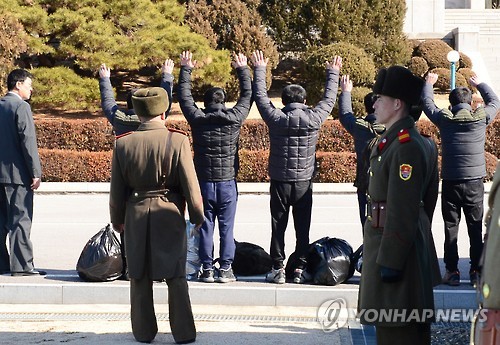 북한으로 송환되는 조난선원들