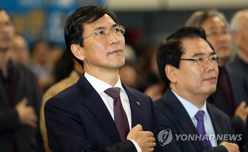 국기에 경례하는 안희정