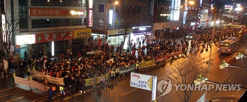 행진하는 춘천 촛불집회 참가자들